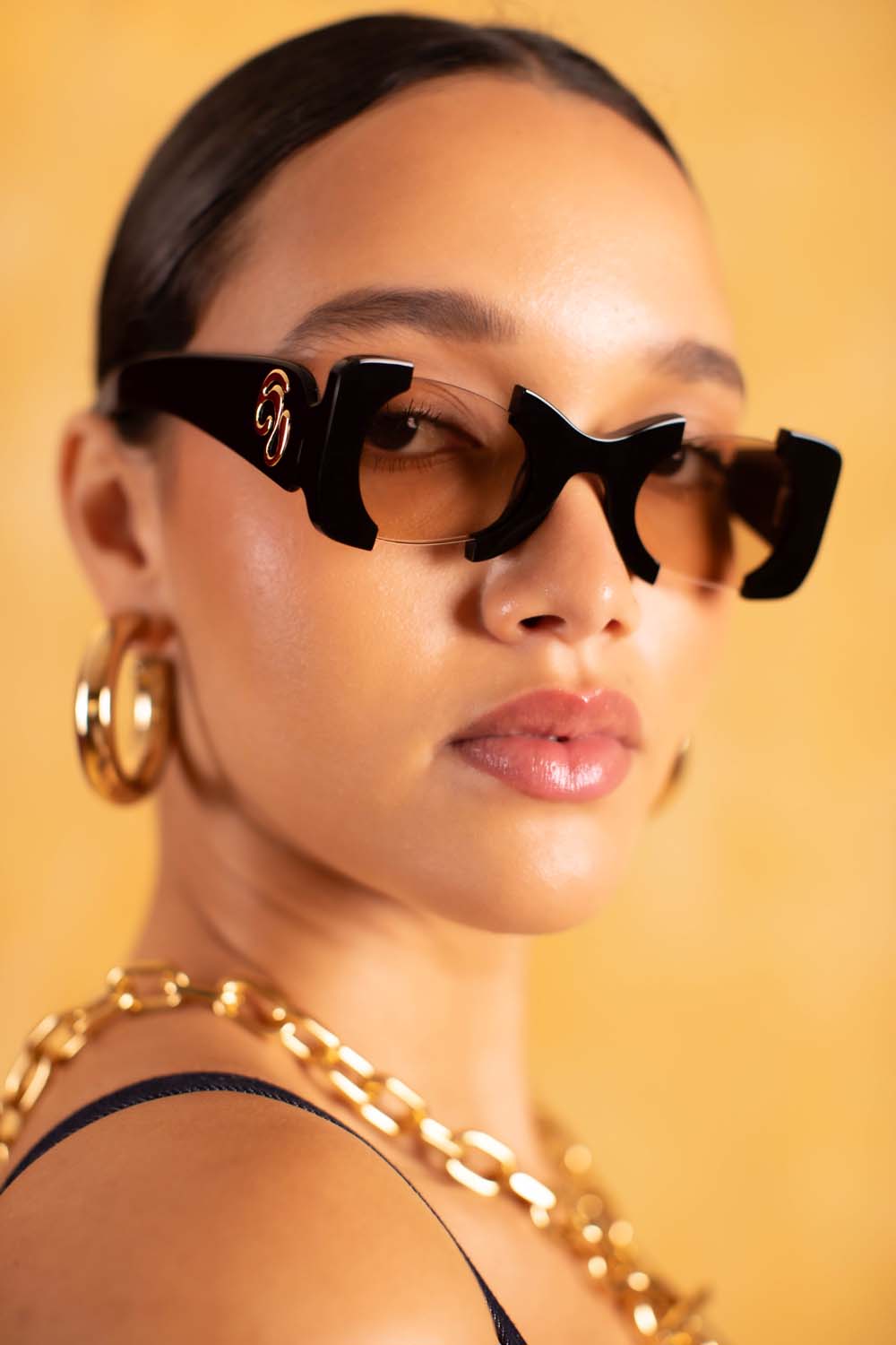 Suki Sculptural Statement Sunglasses - Black